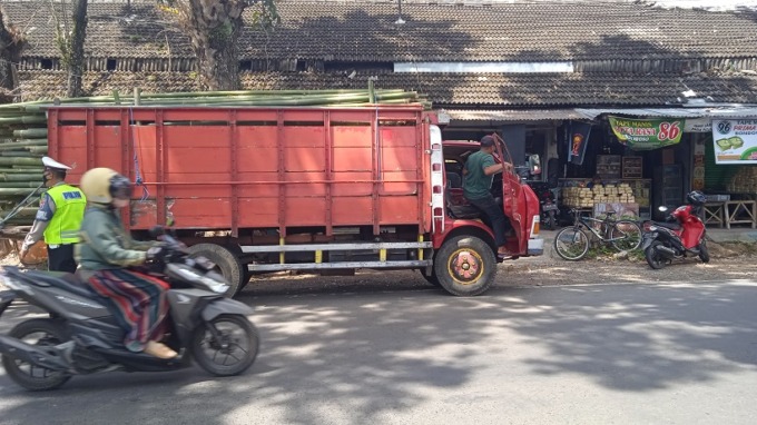 MENINDAK: Sejumlah personel Satlantas Bondowoso sedang melakukan operasi pelanggaran berkendara di Bundaran Nangkaan.