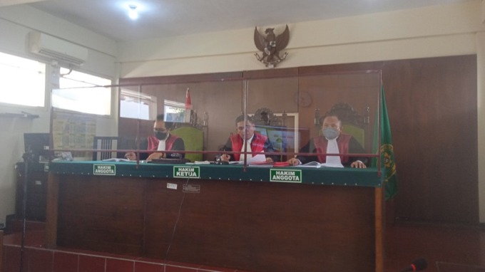 MENGUNGKAPKAN: Para hakim setelah melaksanakan sidang pemeriksaan saksi di ruang Candra PN Bondowoso.
