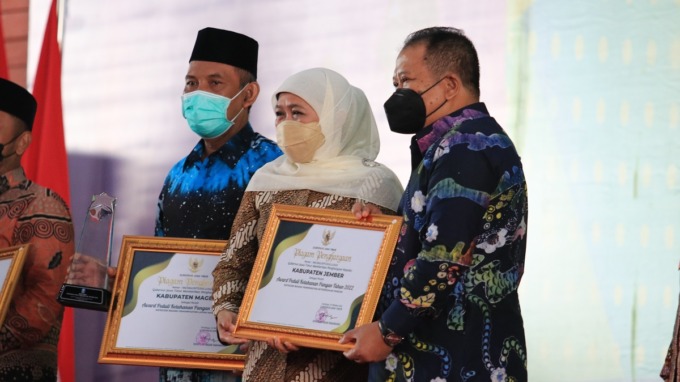 AWARD: Bupati Jember Hendy Siswanto saat menerima penghargaan peningkatan ketersediaan pangan dari Gubernur Jatim Khofifah Indar Parawansa, kemarin siang (19/10), di JX International Convention Exhibition, Surabaya.
