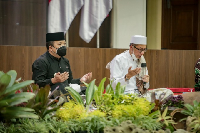 DOA BERSAMA: Bupati Jember Hendy Siswanto bersama Wabup Jember MB Firjaun Barlaman memanjatkan doa untuk korban tragedi Stadion Kanjuruhan.