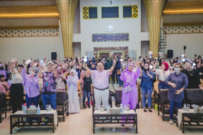 MERIAH: Bupati Jember Hendy Siswanto saat nobar konser BTS dengan Army Jember, Sabtu (15/10), di Pendapa Wahyawibawagraha.