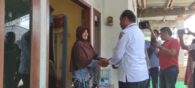 HADIR SAAT DUKA: Bupati Jember Hendy Siswanto memberikan mandat kepada Kadinsos Jember Alhmad Helmi Luqman untuk menyampaikan bantuan sosial kepada keluarga korban meninggal tragedi Kanjuruhan, kemarin (5/10), di  Lingkungan Tegal Besar, Kecamatan Kaliwat