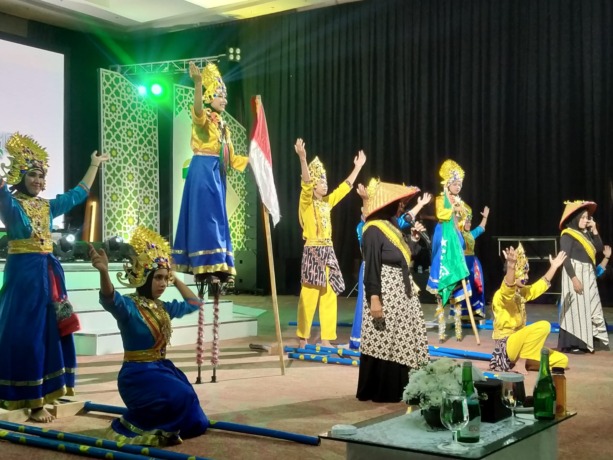 SEMANGAT: Tanoker Ledokombo tampil di Graha Pertamina Jakarta memperingati NU Women Festival, kemarin (16/10).
