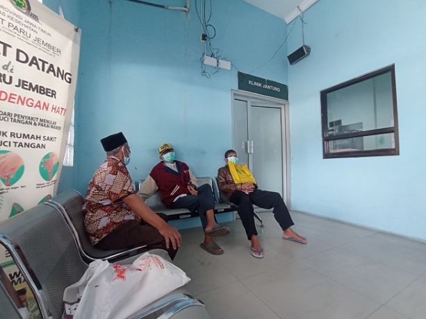 INGIN SEHAT: Pasien saat menunggu antrean ke Poli Jantung RS Paru Jember.