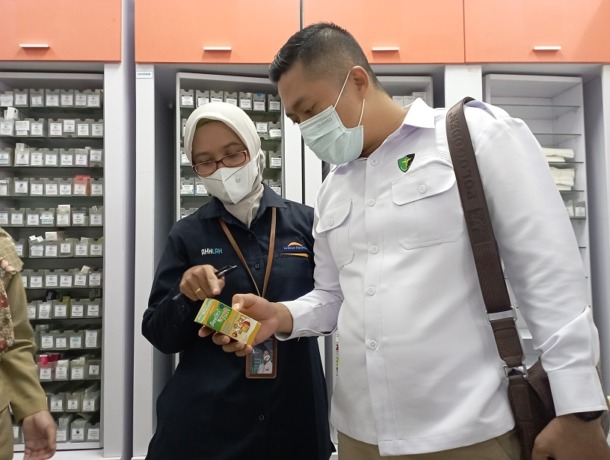PENGECEKAN: Dinkes Jember bersama tim supervisi melakukan sidak di 12 titik apotek dan toko obat, kemarin (25/10). Hasilnya tidak ada yang menjual obat sirup yang dilarang oleh Kemenkes.  
