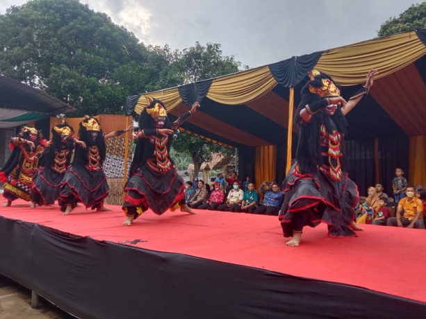 MERIAH: Sejumlah putra-putri Desa Sidomulyo menunjukkan kreativitasnya di hadapan masyarakat pada acara pertama Hari Jadi Desa Sidomulyo, kemarin (2/10).