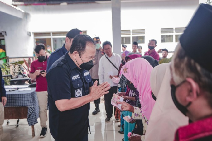 PEDULI: Bupati Hendy saat memberikan bantuan ke sejumlah warga di tiga desa, Kecamatan Sumberjambe.