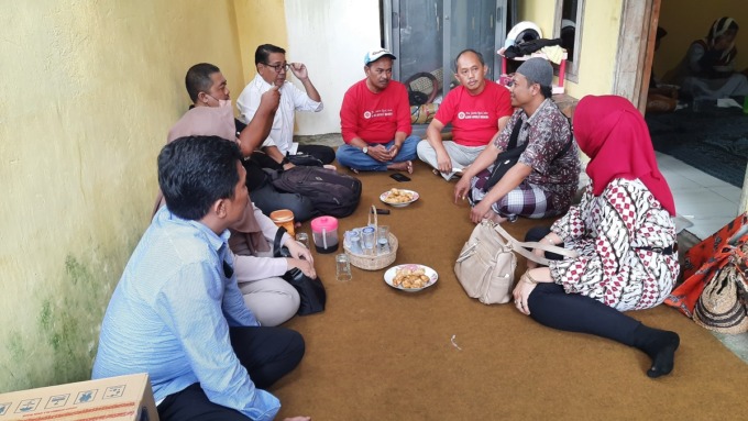 BELASUNGKAWA: Ikadin Jember bersama beberapa anggotanya tengah mendatangi kediaman keluarga korban insiden kericuhan Stadion Kanjuruhan, kemarin (4/10)