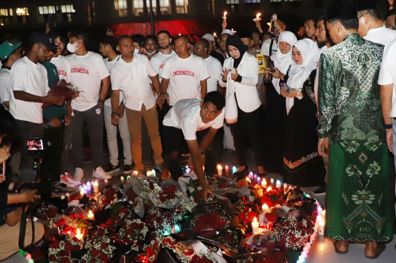 Caption Foto :  Pelatih dan pemain Persebaya mengikuti doa bersama ini sebagai tanda kemanusiaan atas tragedi Kanjuruhan di Balai Kota Surabaya pada Selasa (4/10/2022) malam.