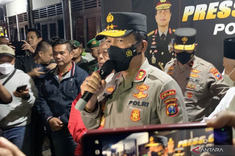 Kapolda Jawa Timur Irjen Pol. Niico Afinta memberikan keterangan pers di Polres Malang, Kabupaten Malang, Jawa Timur, Minggu (2/10/2022).