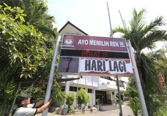 Kantor KPU Kota Surabaya di Jalan Adityaraman. KPU terus melakukan verifikasi faktual parpol calon peserta Pemilu 2024.