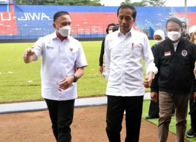 Caption: Presiden Joko Widodo bersama Ketum PSSI Mochamad Iriawan saat meninjau Stadion Kanjuruhan, Malang, Jawa Timur.