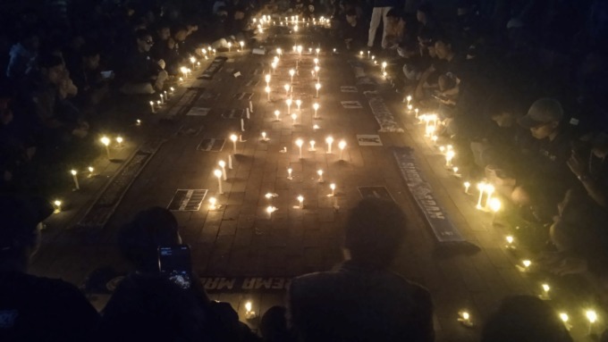 MENGHENINGKAN CIPTA : Ratusan Aremania Bondowoso Raya sedang berdoa bersama di lapangan hijau Alun-Alun Bondowoso. Doa dihiasi seribu lilin pertanda duka cita.