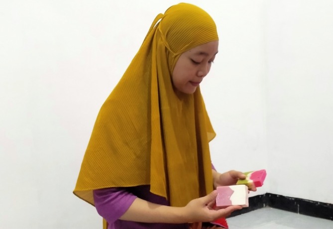 SABUN ORGANIK: Pemilik UMKM produk kecantikan Anatura, Nawang Fitria sedang menunjukkan salah satu produk kecantikannya.