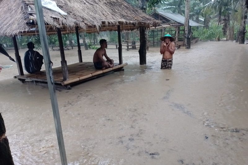 Warga saat duduk di berugak akibat rumahnya terkena banjir di wilayah Desa Kabul, Kecamatan Praya Barat Daya, Kabupaten Lombok Tengah, Nusa Tenggara Barat