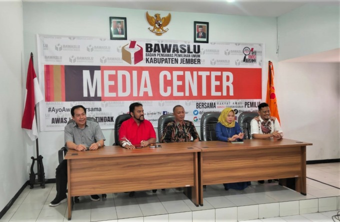 SERIUS: Ketua Bawaslu Jatim A Warist saat memimpin rapat koordinasi di kantor Bawaslu Jember, Sabtu (8/10).