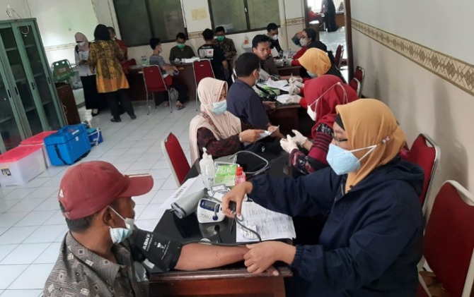Lapak vaksinasi di Asrama Haji Donohudan (AHD), Ngemplak diserbu warga pada Rabu (19/10). Tak hanya dari Boyolali, warga banyak berasal dari luar daerah, seperti Gemolong, Wonogiri, Sukoharjo dan lainnya.