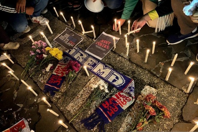 Caption Foto :  Ratusan suporter bola di Kota Medan, Sumatera Utara menyalakan 1.000 lilin hingga doa bersama di Taman Ahmad Yani, Medan pada Senin malam, sebagai bentuk berduka cita dan belasungkawa atas tragedi kerusuhan di Stadion Kanjuruhan, Malang, y