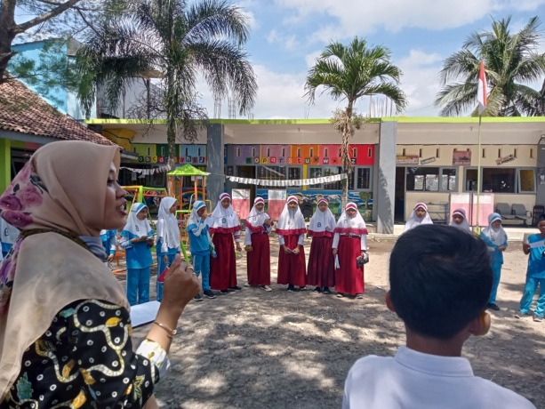KOMPAK: Siswa SD Islam Ar-Risalah belajar bahasa Arab di halaman sekolahnya.