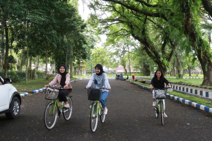 MENYENANGKAN: Sejumlah mahasiswa bersepeda di area kampus dengan sepeda sewaan yang disediakan Unej. (DOK RADAR JEMBER)