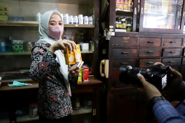 Petugas Dinkes PPKB Kota Mojokerto menunjukkan salah satu merek obat sirup yang masuk daftar terlarang beredar dari Kemenkes dan BPOM saat sidak gabungan.