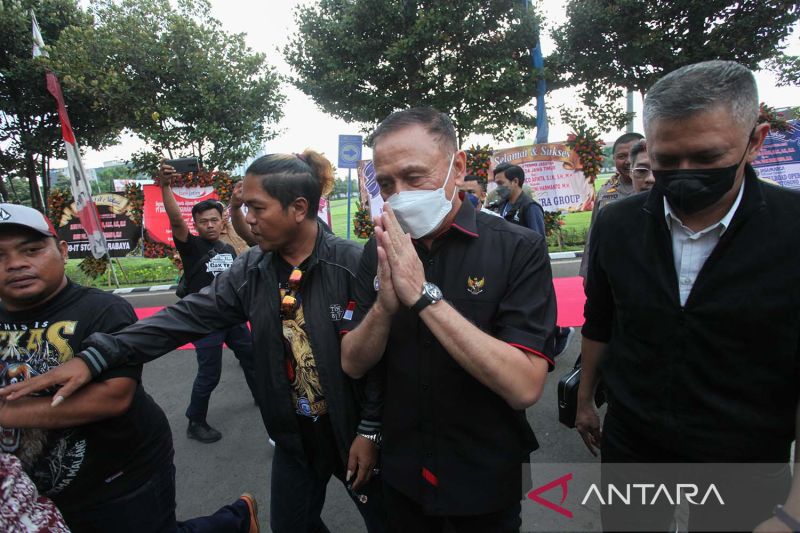 Arsip - Ketua Umum PSSI Mochamad Iriawan (kedua kanan) berjalan menuju Gedung Ditreskrimum Polda Jawa Timur, Surabaya, Jawa Timur, Kamis (20/10/2022).
