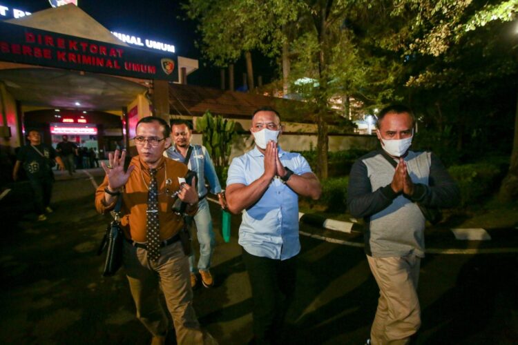 Caption: Salah seorang tersangka tragedi Kanjuruhan, Suko Sutrisno (tengah), saat keluar dari Ditreskrimum Polda Jatim.
