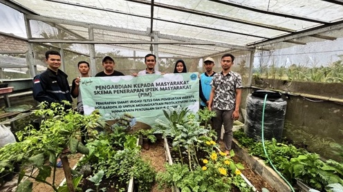 BANTU UMKM: Tim dosen dan mahasiswa Polije yang menciptakan Smart Irigasi. Sebuah sistem pengairan otomatis berbasis IoT untuk membantu UMKM yang bergerak di bidang agrikultur.