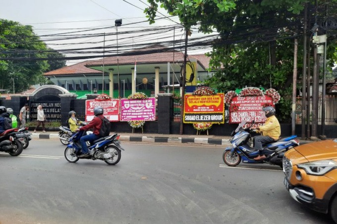 Sejumlah karangan bunga dukungan untuk Bharada E, dipajang di depan kantor PN Jakarta Selatqn, Selasa (18/10/2022).