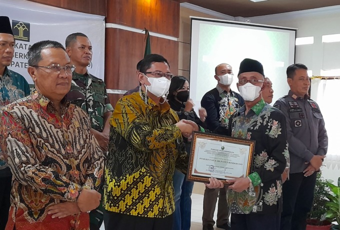 SINERGI: Ketua PN Bondowoso Dr Handry Argatama Ellion, SH, S Fil, MH, menyerahkan piagam penghargaan kepada Bupati Bondowoso Drs KH Salwa Arifin, dalam acara sosialisasi sistem e-Berpadu.