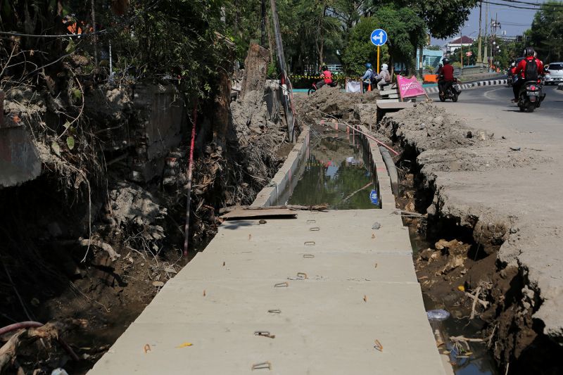 Pembangunan saluran air di kawasan Ambengan, Kota Surabaya, Jawa Timur.