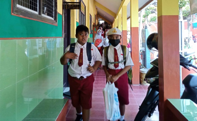 SERAGAM BARU: Siswa SD berseragam merah putih. Nantinya, SD hingga SMA di Indonesia akan ada seragam adat, tidak terkecuali di Jember.