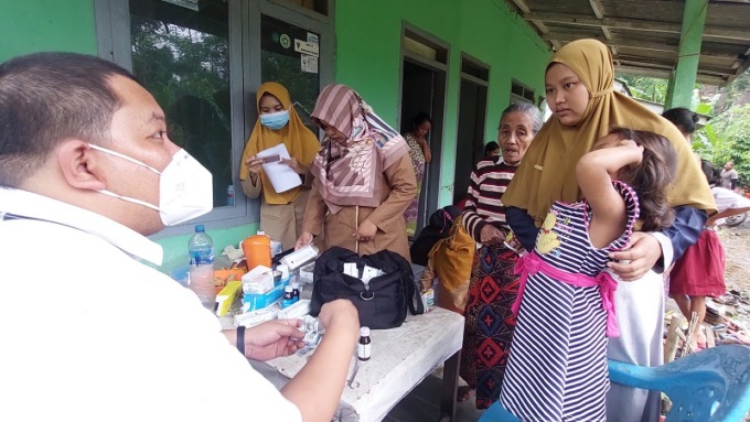 CEK KESEHATAN: dokter Puskesmas Sumberbaru, Ivan Ardiansyah Halim (baju putih), ketika memeriksa salah seorang warga terdampak longsor.