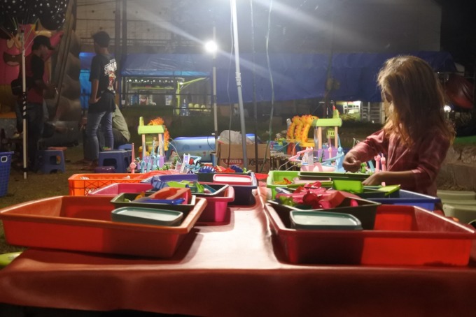BELUM TERTIB: Sejumlah pedagang jasa permainan anak mulai penuhi area Alun-Alun Ambulu. Nyaris penuhi kawasan alun-alun.