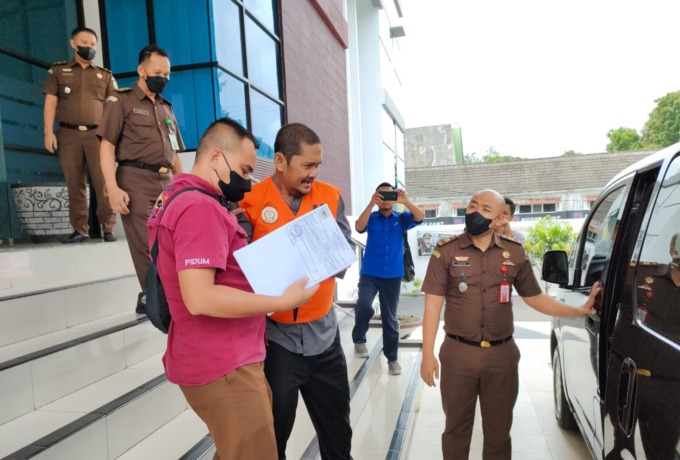 PAKAI ROMPI ORANYE: Amir Hidayat, Kepala Bakesbangpol Bondowoso (rompi oranye) dan mantan kepala Dinas Sosial, ketika akan dibawa ke lapas oleh jaksa penyidik.