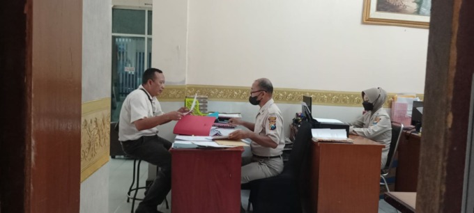 DILAPORKAN : Andhy Sungkono saat menyetor berkas temuan pemalsuan data masa kerja tenaga non ASN di Jember kepada pihak kepolisian, kemarin (25/10).