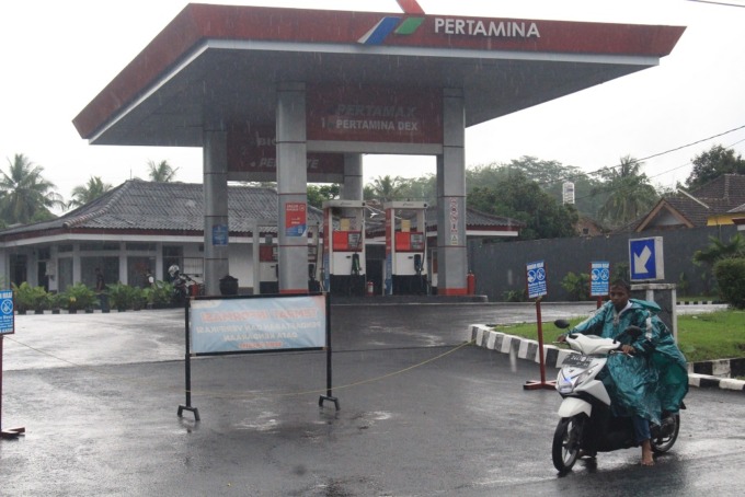 TAK BEROPERASI: Situasi SPBU Kalisat tak beroperasi sejak Jumat (21/10) lalu. Hal itu karena ada aduan dari masyarakat, diduga ada kebocoran SPBU yang mencemari sumur.