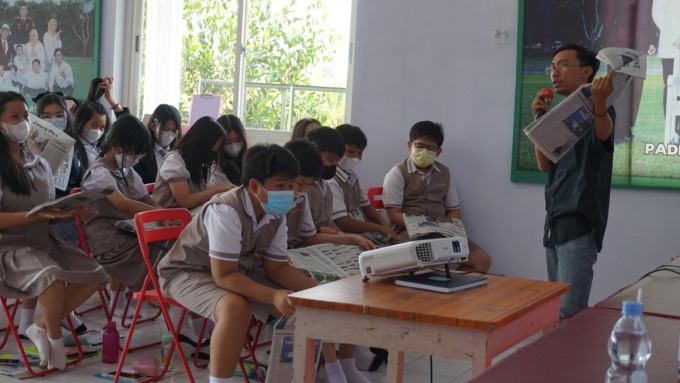 BERI PELATIHAN: Salah seorang narasumber dari Jawa Pos Radar Jember ketika memberikan pengarahan kepada siswa-siswi Pelita Hati School.