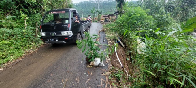 HARUS WASPADA: Pengguna jalan yang melintas di jalan Desa Jambesari, Sumberbaru, harus ekstra hati-hati. Sebab, kondisi bibir jalan pun sudah longsor.