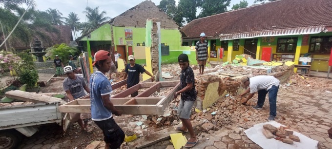 RATA DENGAN TANAH: Puluhan wali murid SDN Gugut 02, Kecamatan Rambipuji kompak merobohkan tembok yang masih utuh hingga rata dengan tanah.