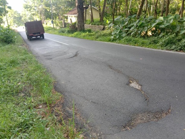 RUSAK LAGI: Proyek jalan multiyears yang baru ditambal sudah rusak lagi, di jalan raya Desa Sukowiryo.