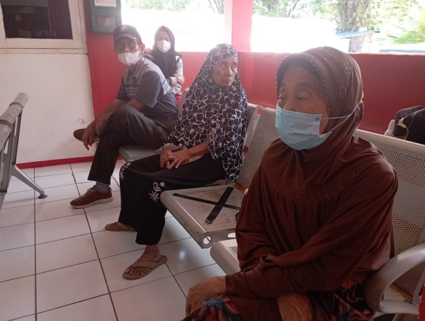MENGANTRE: Beberapa pasien lansia ketika mengantre di puskesmas. Pasien lansia pun dibedakan kategorinya dari pasien lainnya.