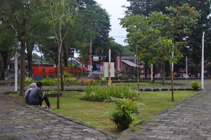 BELUM LAYAK: Suasana ruang terbuka hijau (RTH) yang berada di Kecamatan Mangli. Menurut akademisi, beberapa RTH di Jember belum cukup layak.