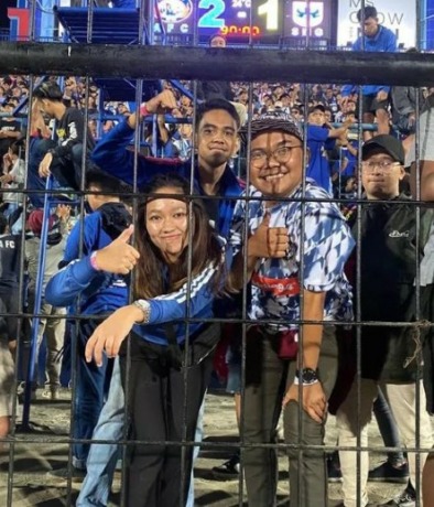 Caption: Nana, El, dan Reno, saat menonton pertandingan Arema, Nana dan El tewas saat insiden  kerusuhan Stadion Kanjuruhan Malang. (Repro-Rafika Yahya/JawaPos)