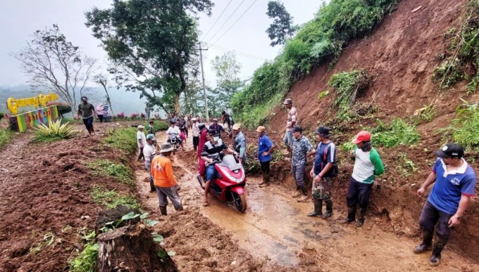 NORMAL KEMBALI: Askes yang menuju tempat wisata Gunung Gambir, Desa Gelang, Kecamatan Sumberbaru, Jember, sudah bisa dilewati kendaraan. Baik roda dua maupun empat.