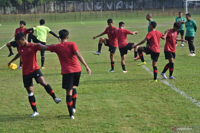 Caption Foto :  Sejumlah pesepak bola Tim Nasional U-17 Indonesia berlatih di Stadion Pajajaran, Kota Bogor, Jawa Barat, Minggu (2/10/2022). ANTARA FOTO/Aditya Pradana Putra/foc.