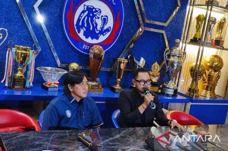 Caption Foto :  Presiden Arema FC, Gilang Widya Pramana atau Juragan 99 saat menggelar konferensi pers di kantor manajemen Arema FC di Kota Malang, Jawa Timur, Senin (3/10/2022).
