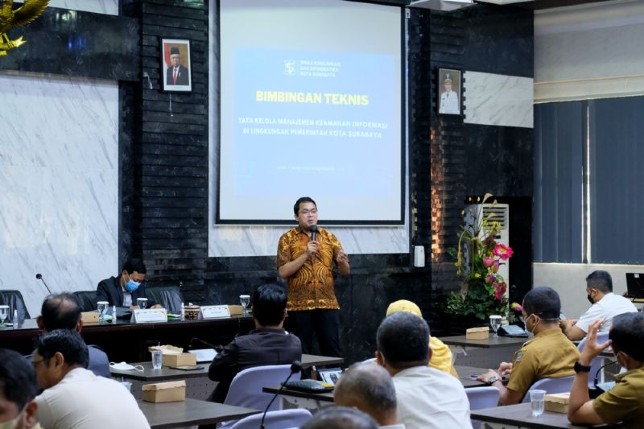 Caption: Sejumlah camat dan lurah mengikuti acara Bimbingan Teknis Tata Kelola Manajemen Keamanan Informasi di Pemkot Surabaya, acara tersebut sengaja digelar untuk mencegah data diretas.