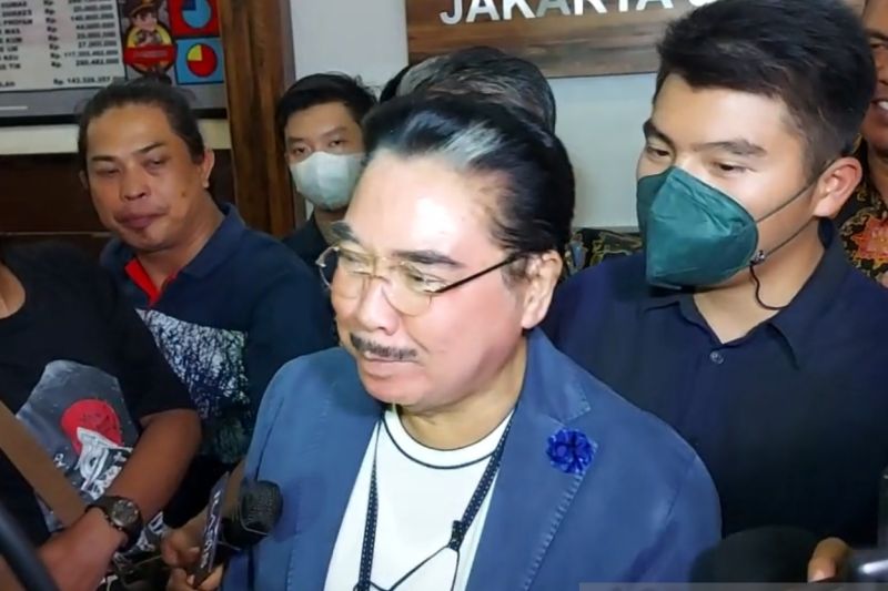 Caption Foto :  Pengacara Hotma Sitompul memberikan keterangan terkait kasus artis Rizky Billar di Polres Metro Jakarta Selatan, Rabu (12/10/2022) tengah malam.