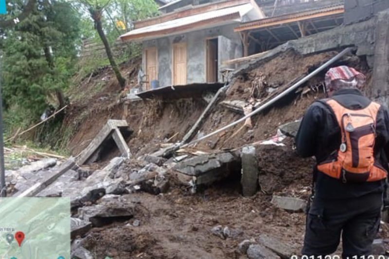 Salah satu rumah warga yang terdampak tanah longsor di Desa Ranu Pani, Kecamatan Senduro, Kabupaten Lumajang, Sabtu (8/10/2022).